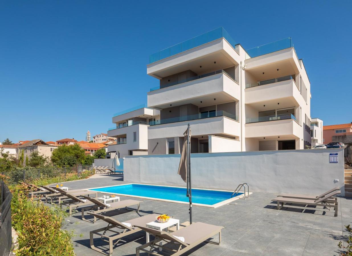 Apartment Alegria In Okrug With Heated Pool, Sea View, Jacuzzi, Wifi Trogir Kültér fotó