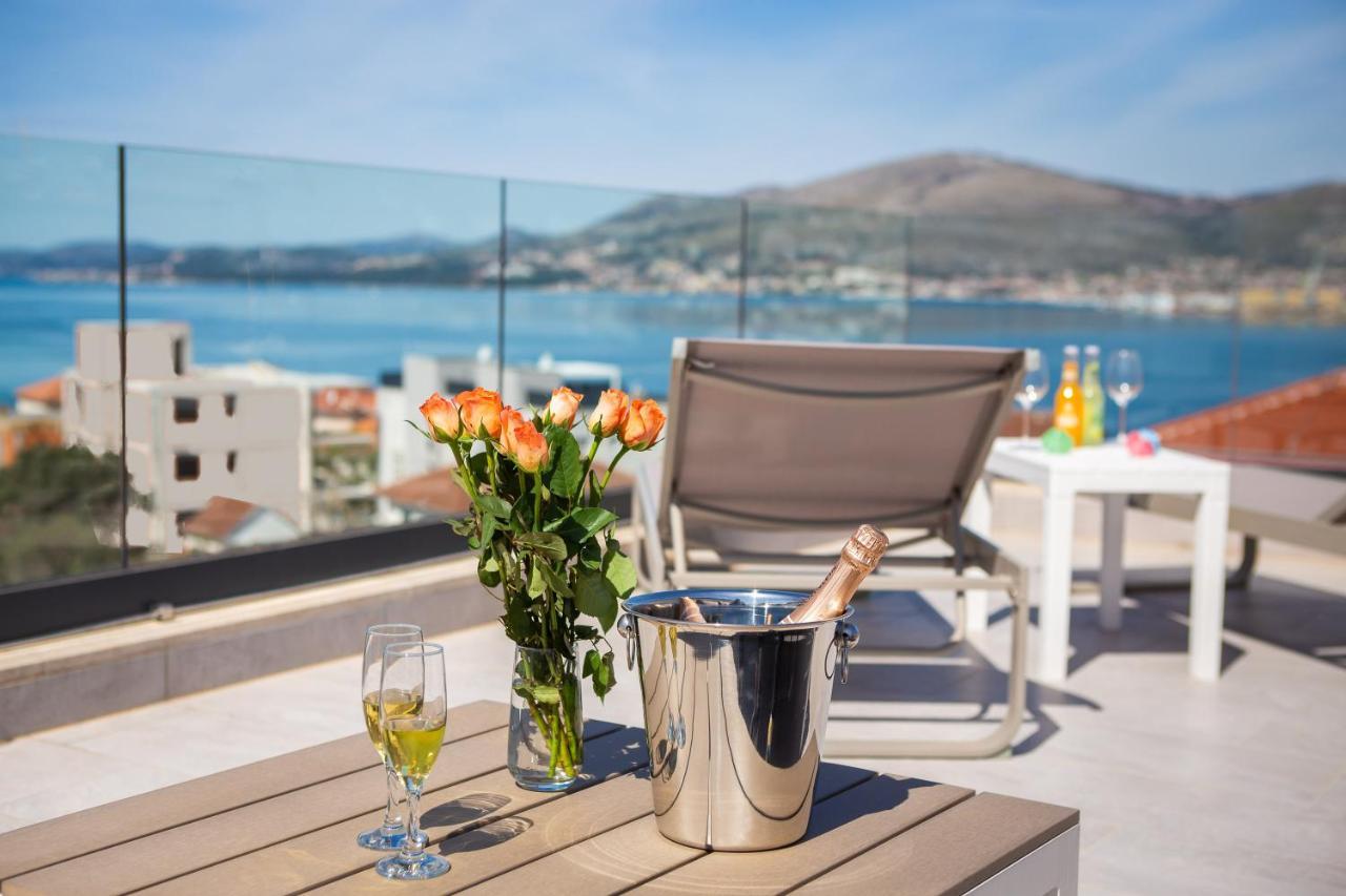 Apartment Alegria In Okrug With Heated Pool, Sea View, Jacuzzi, Wifi Trogir Kültér fotó