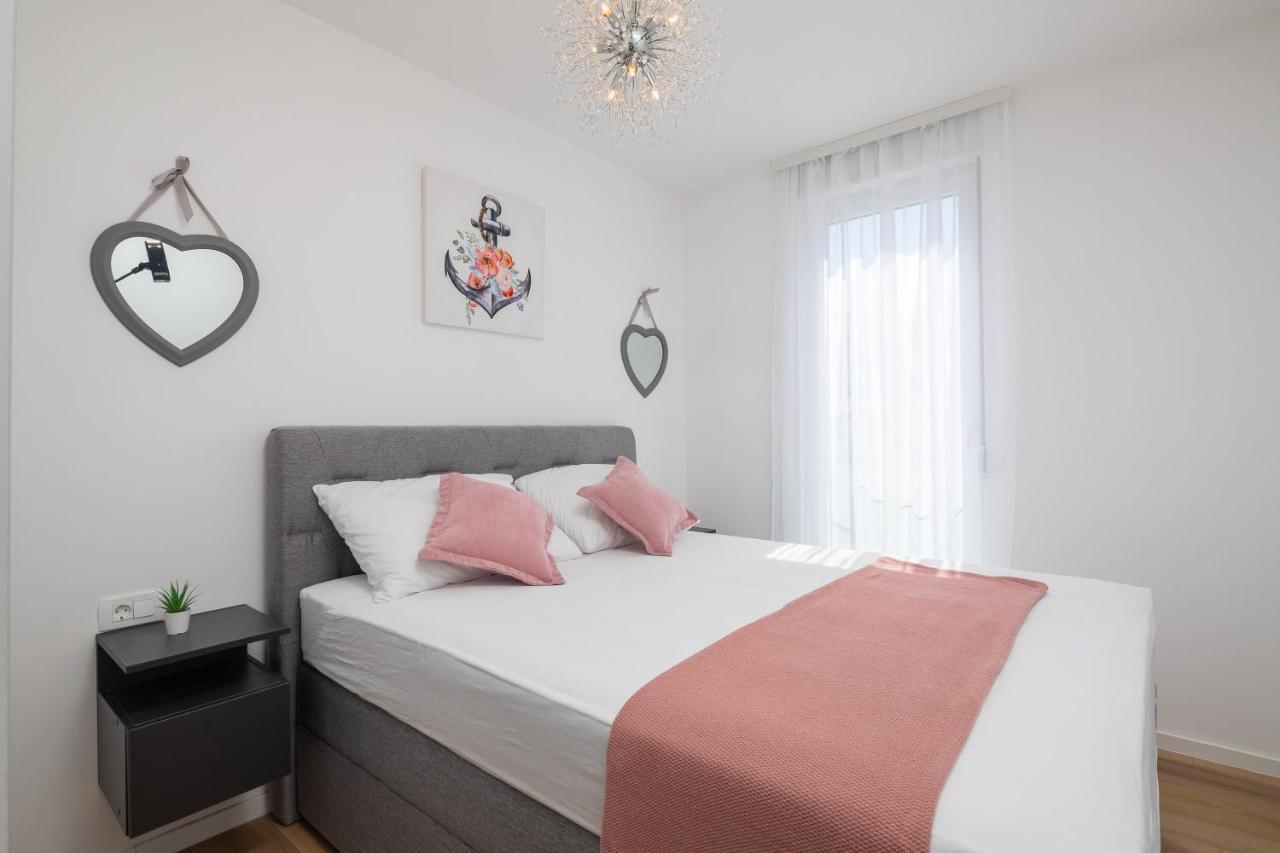 Apartment Alegria In Okrug With Heated Pool, Sea View, Jacuzzi, Wifi Trogir Kültér fotó