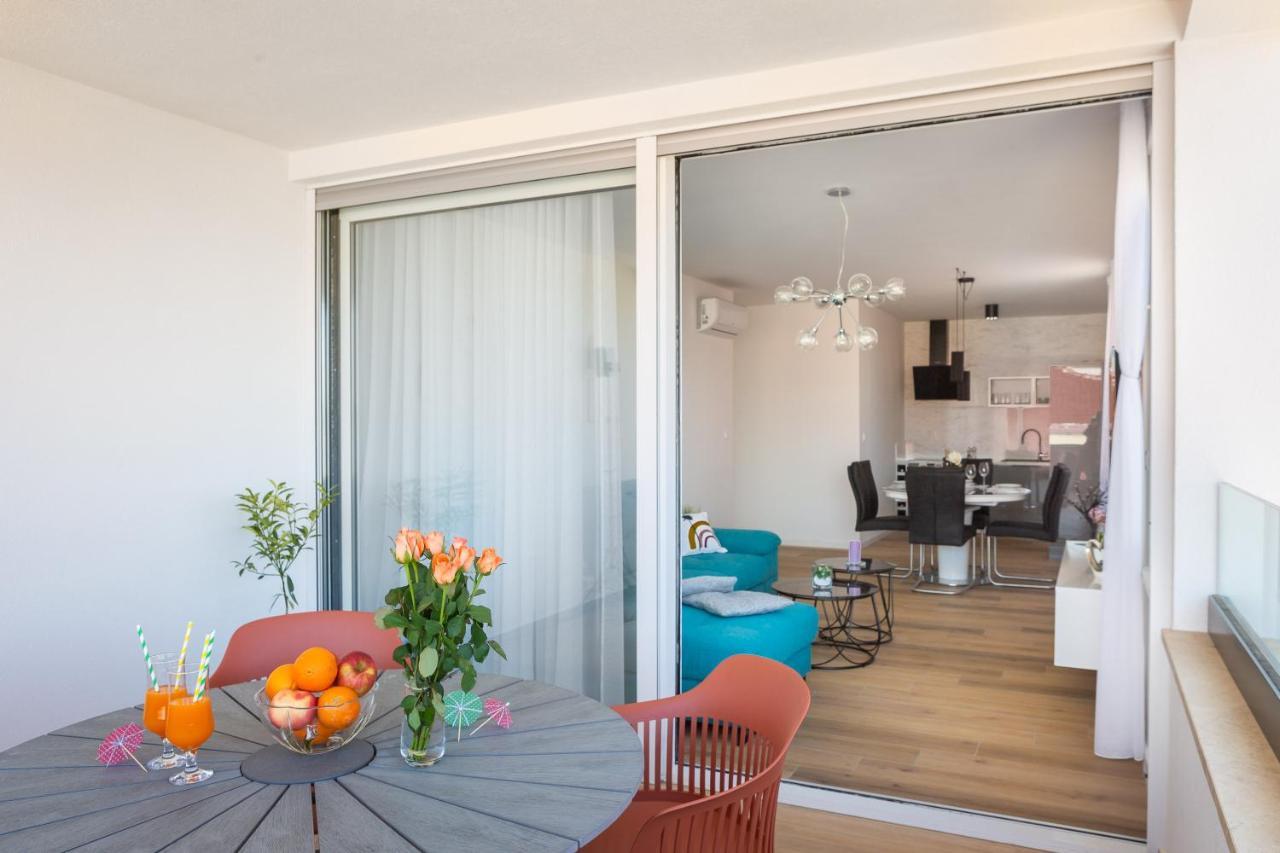 Apartment Alegria In Okrug With Heated Pool, Sea View, Jacuzzi, Wifi Trogir Kültér fotó