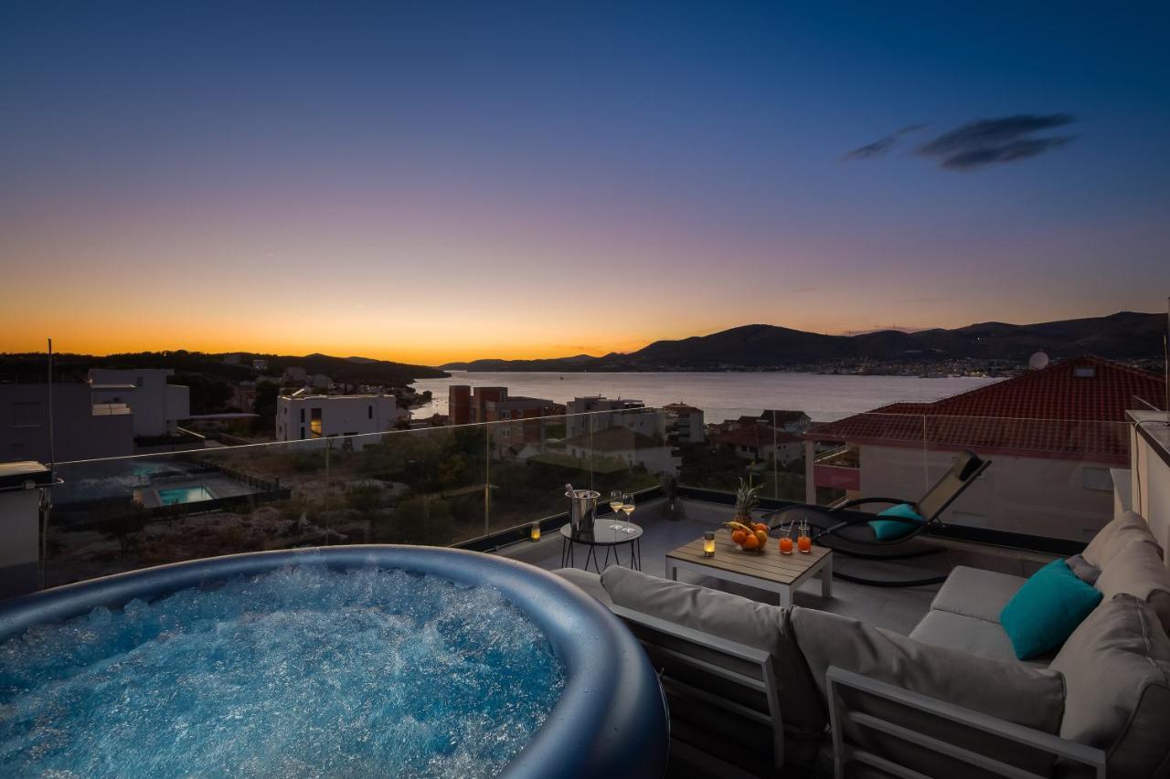 Apartment Alegria In Okrug With Heated Pool, Sea View, Jacuzzi, Wifi Trogir Kültér fotó
