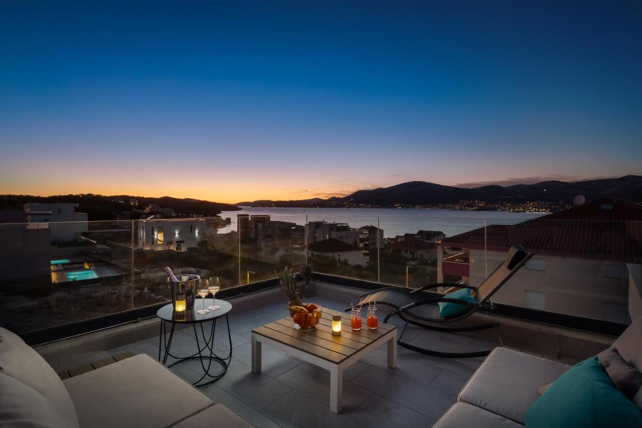 Apartment Alegria In Okrug With Heated Pool, Sea View, Jacuzzi, Wifi Trogir Kültér fotó
