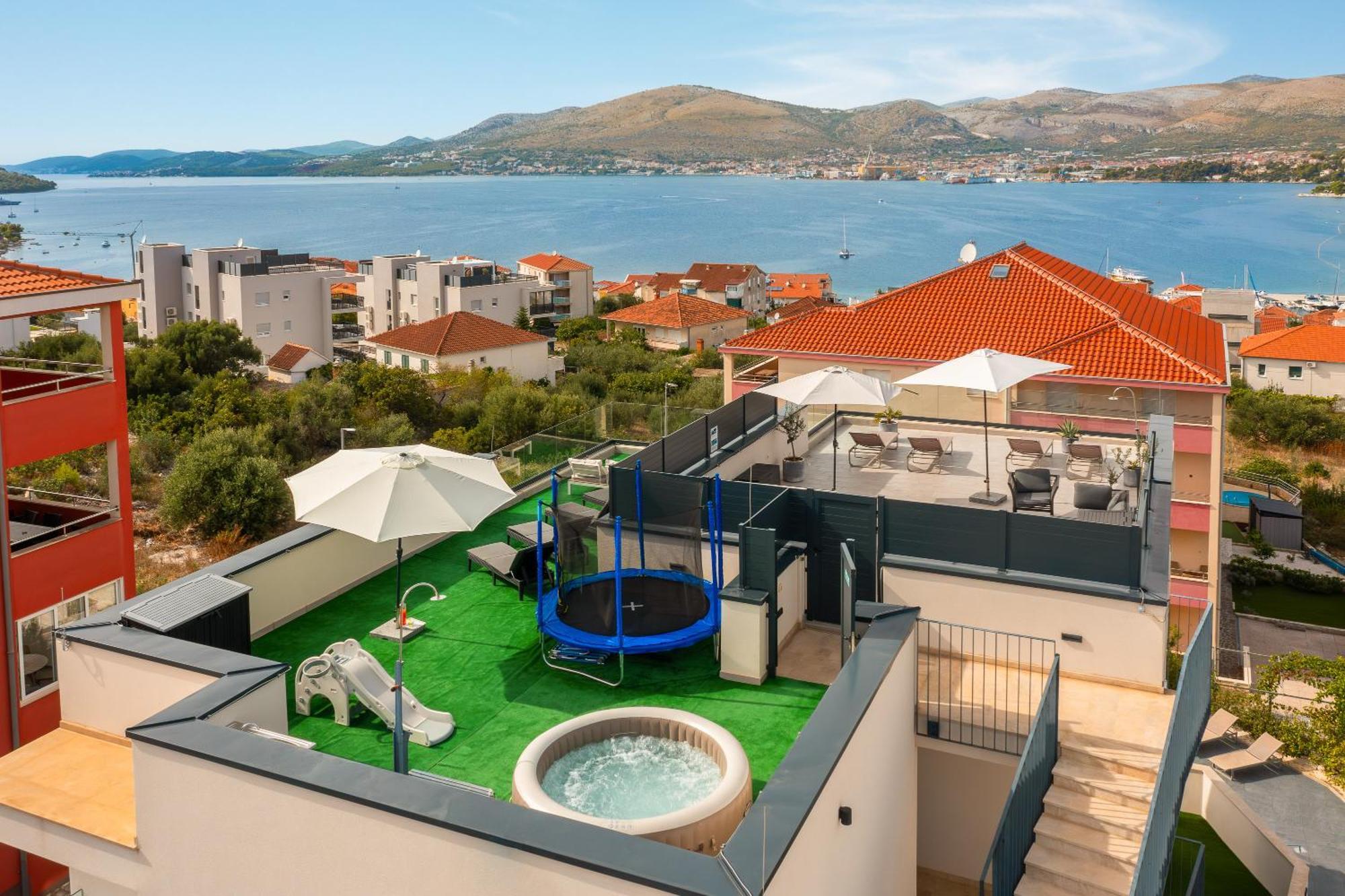 Apartment Alegria In Okrug With Heated Pool, Sea View, Jacuzzi, Wifi Trogir Kültér fotó